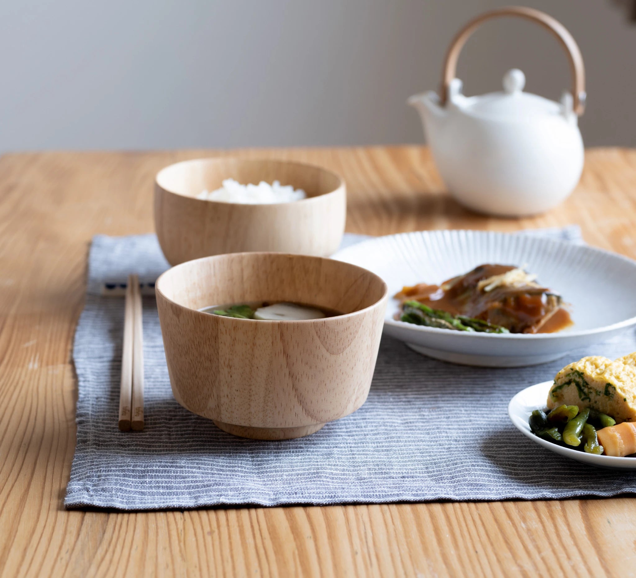 すっきりとしたシルエットが特徴の、お椀 中 角。