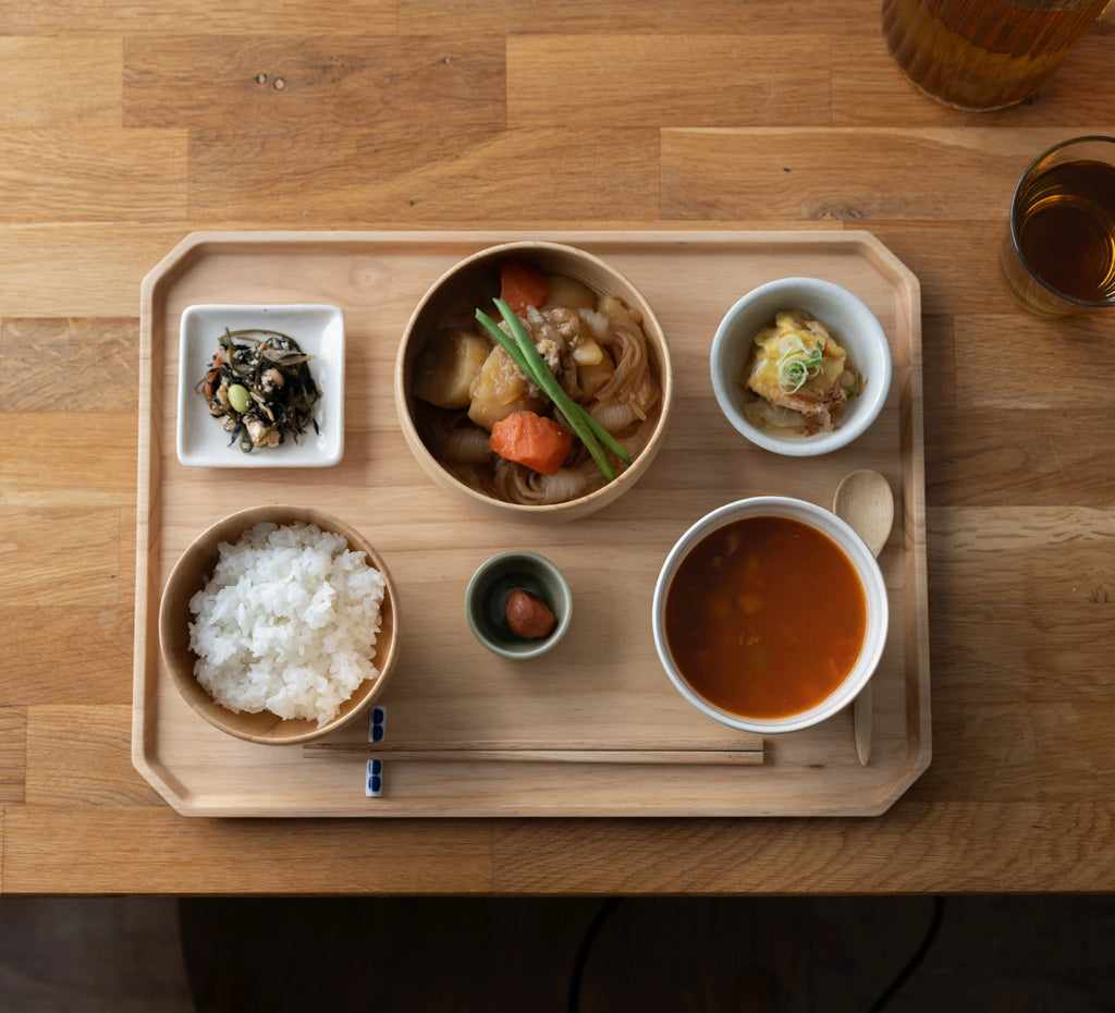 夕食や配膳にぴったりなサイズ感の、40cm トレイ 角。