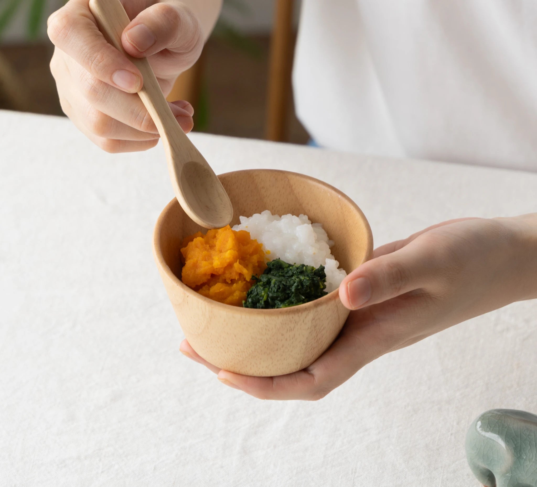 「こども角椀」は台形のシルエットに角をやさしく丸めたデザインで、小さな手にもフィットしやすくなっています。