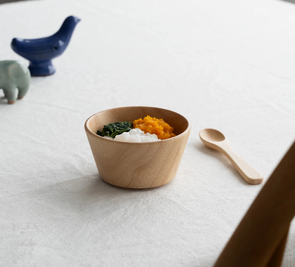 軽すぎるお椀は、手からすべりやすくて使いづらいことも。「こども角椀」はプラスチックのお椀と比べると少し重みがあります。