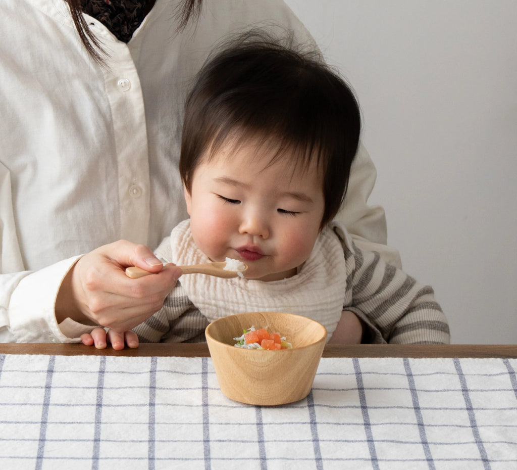 うっかり落としてしまってもヒビや割れが起きにくいので、毎日の食卓でも安心してお使いいただけます。