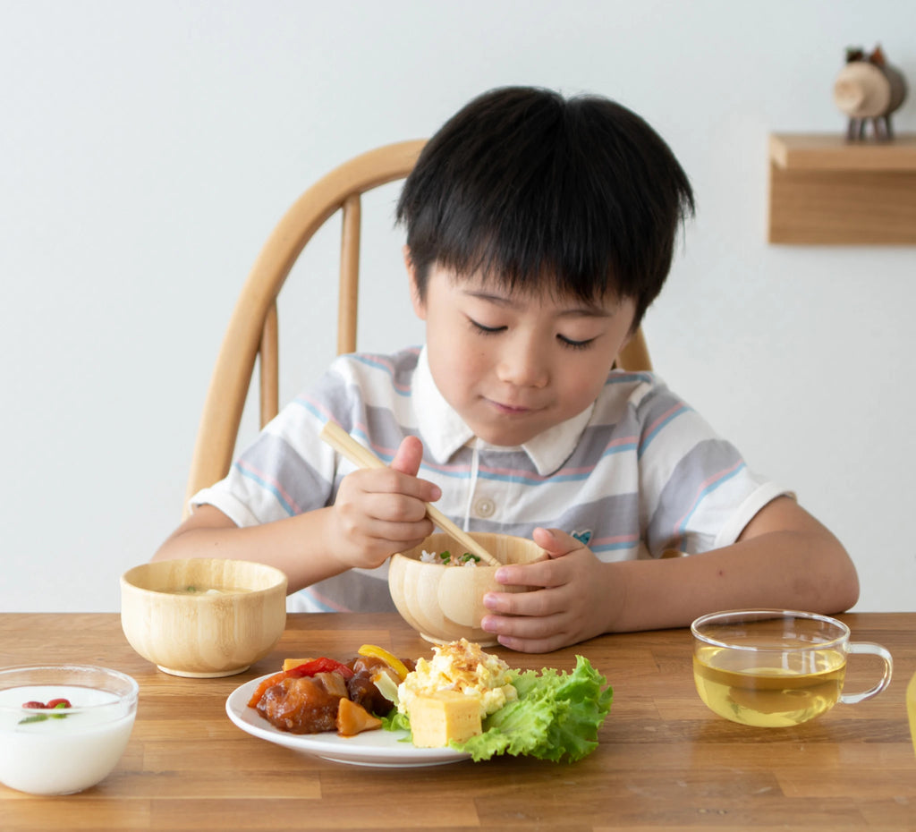 「しる椀」は汁が飲みやすいよう外側へ縁が開いているのに対し、「めし椀」は内側に向いています。