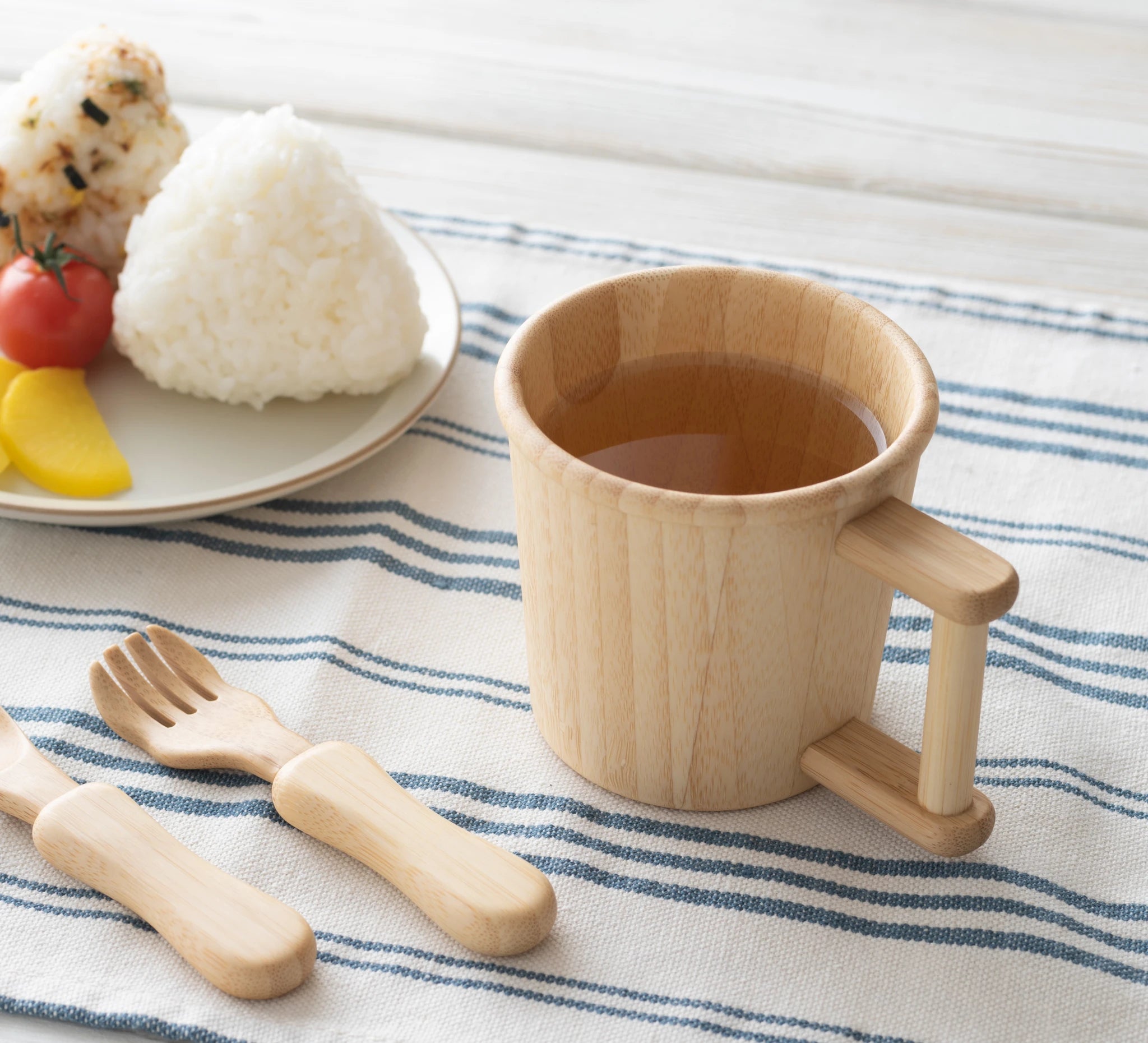 ナチュラル感あふれるやさしい質感のこども用マグカップ「アグニーマグ片手」。