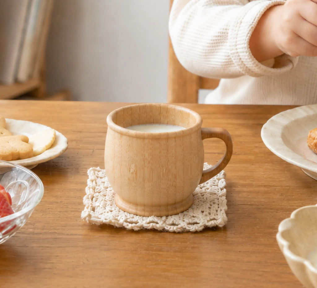 まるくてぽてっとしたシルエットが愛らしい、竹製の子ども用マグカップ「ぽてマグ」。