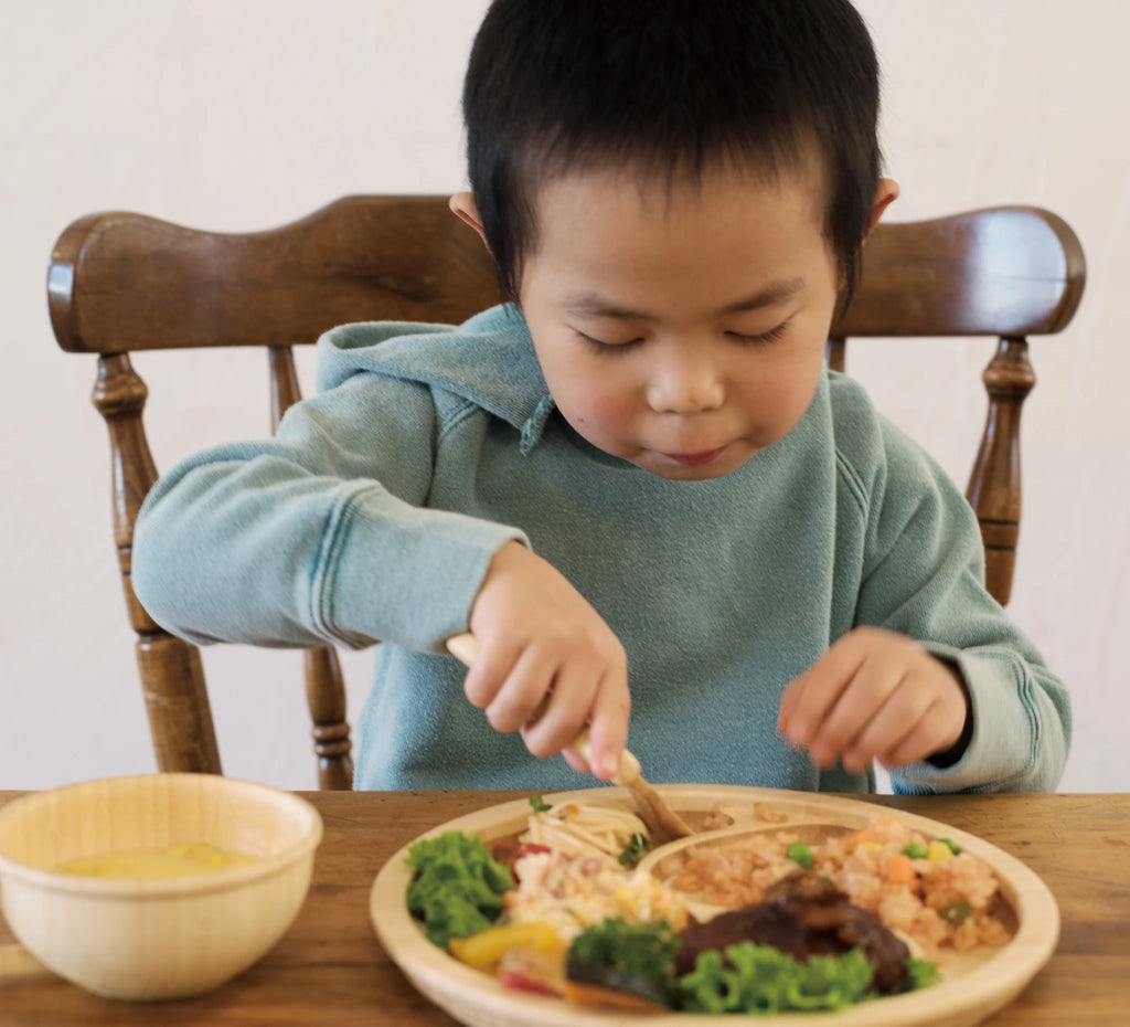 仕切りと縁、2段階の高さでこぼれにくい!