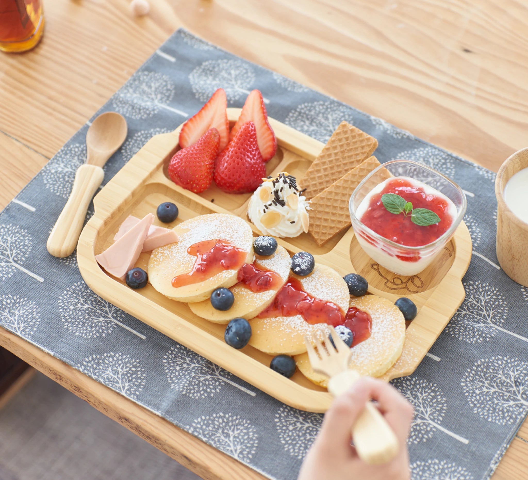 低めの仕切りが使いやすい！取っ手のついた「おこさまランチプレート」。