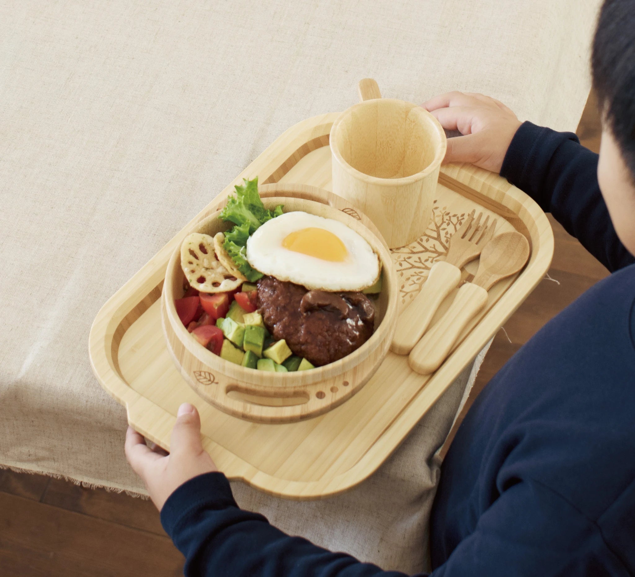 一気にカフェ気分♪おこさま専用竹製トレイ「おこさまカフェトレイ」。
