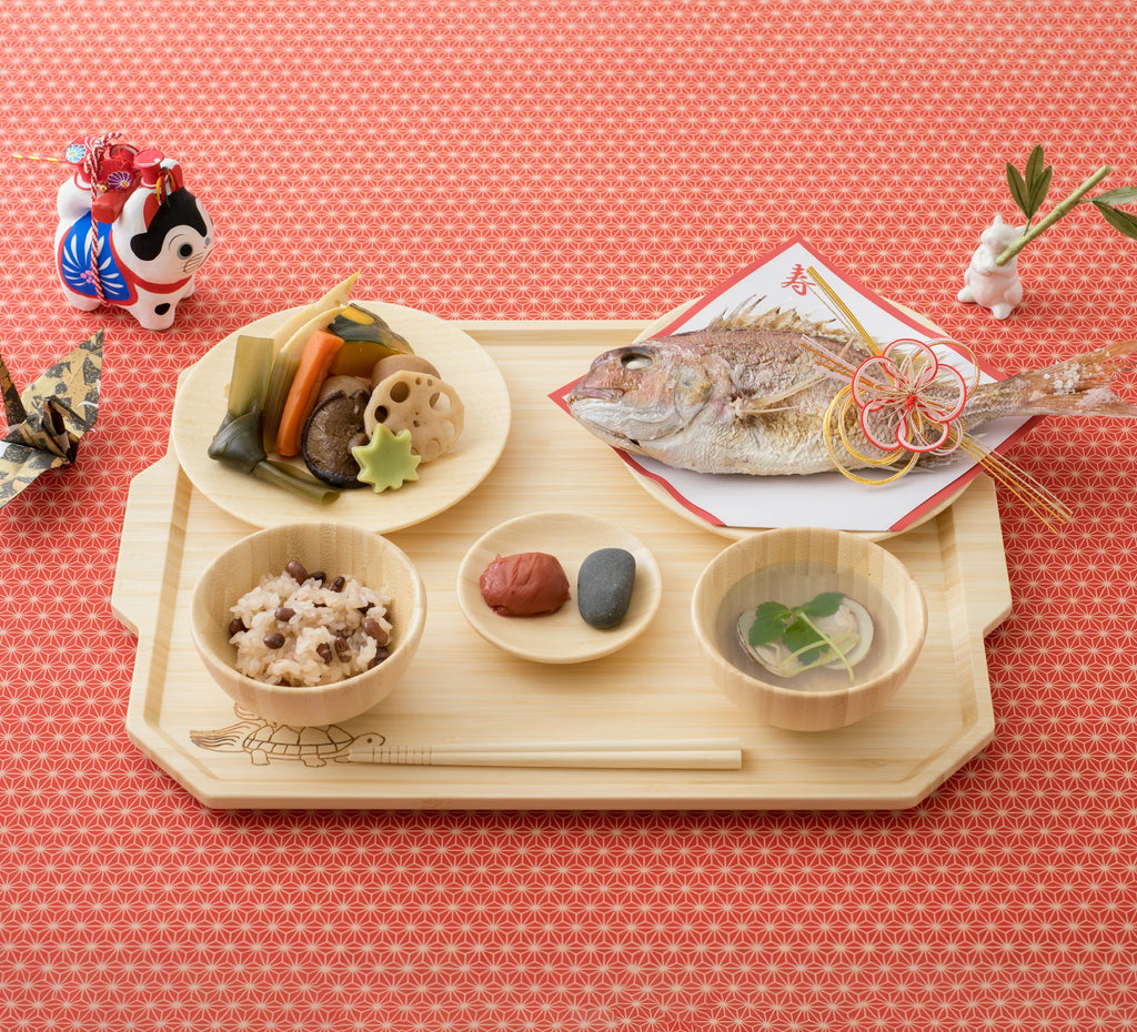 豪華なお食い初め食器「お食い初めトレーセット」。トレー、お椀x2、お皿x3(大・中・小)、お箸がセットになっています。