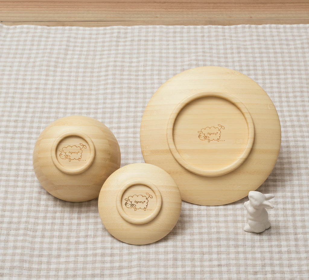 食器の裏面にはロゴが刻印されています。