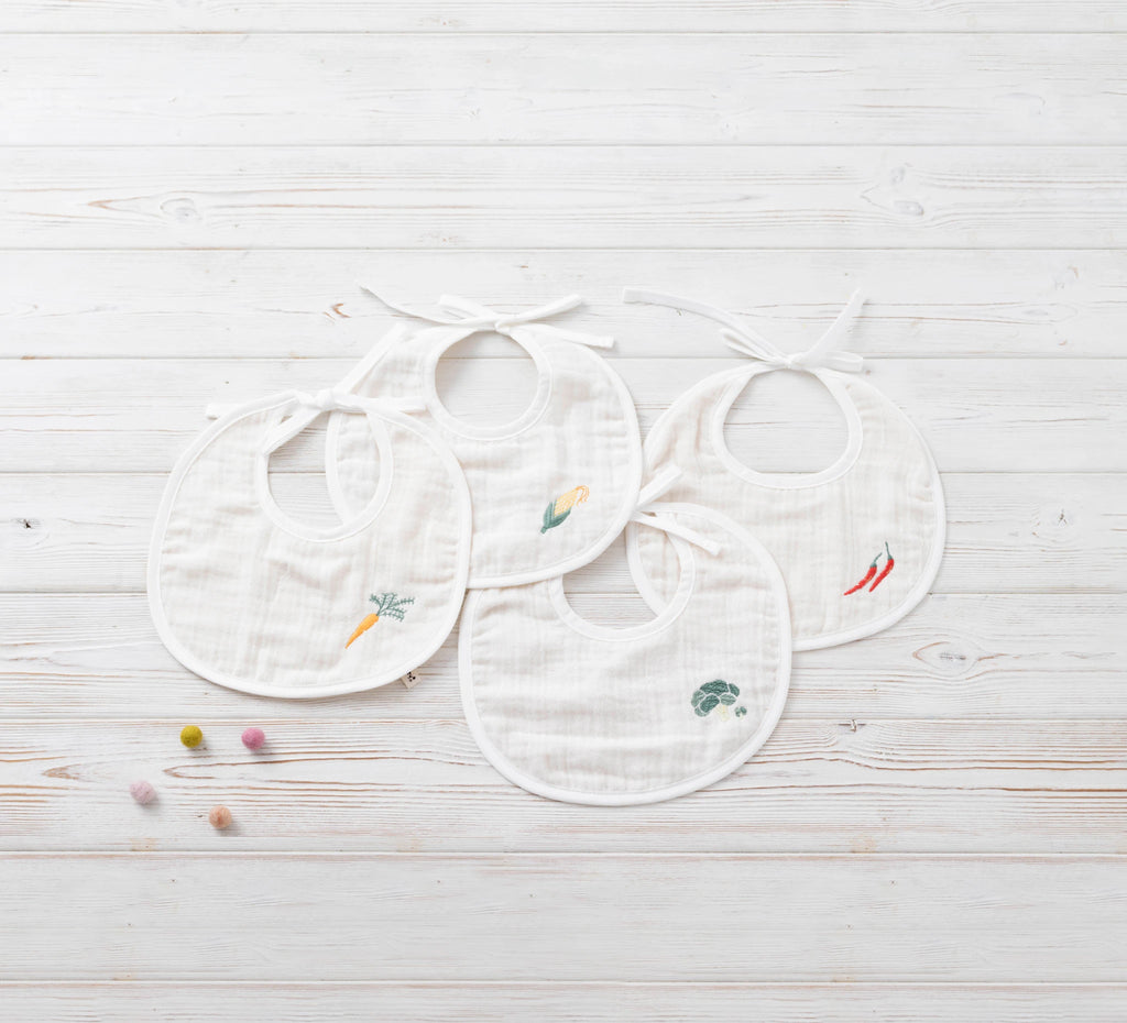 オーガニックコットンガーゼの今治産！ワンポイント刺繍で野菜のイラストを施した「おやさいスタイ」が登場。
