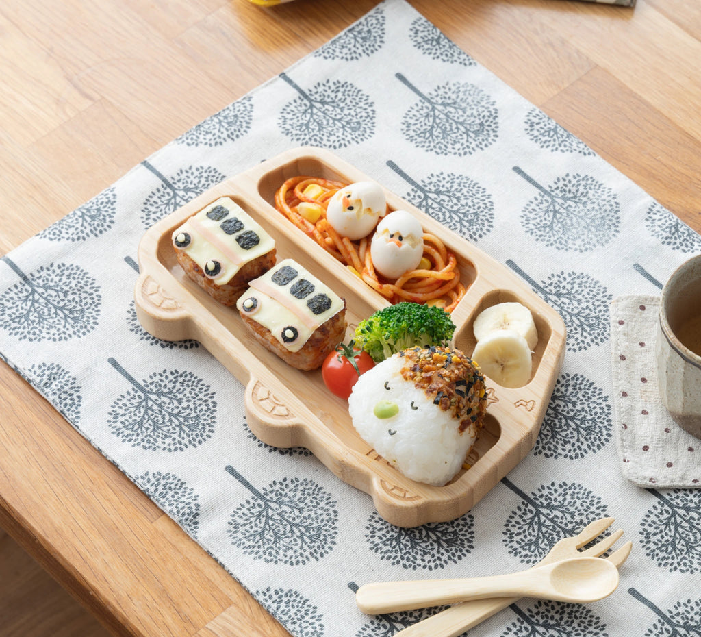 アグニーの仲間たちとバス遠足♩深さ2.1㎝の「バスプレート」は、離乳食後期からお使いいただける小さめサイズのランチプレート。※こちらの商品は竹で作られています。