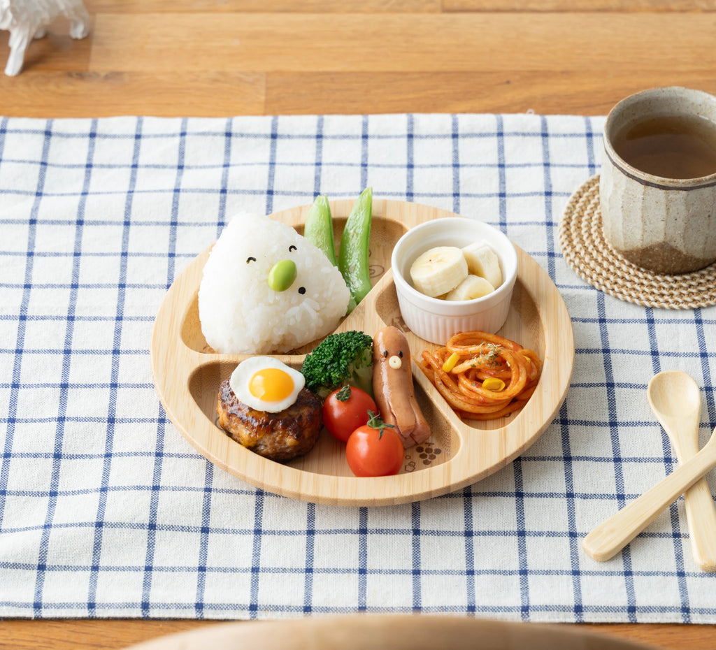 掬う前の”寄せ集める”をサポート！「まんぷくプレート」。※こちらの商品は竹で作られています。