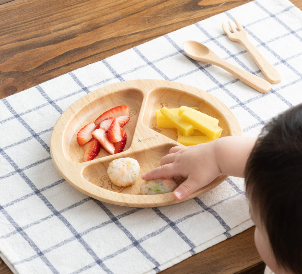 手づかみ食べにもおすすめ！仕切り部分をあえて小さくすることで、ご飯があちこちに広がりにくく、食べ物を掴みやすい設計に。※こちらの画像はラバーウッド（ゴムの木）を使用しています。