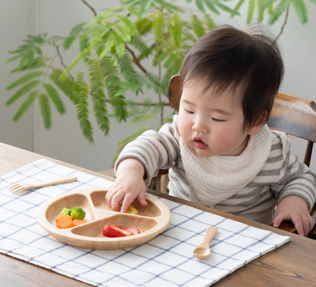 仕切りでおかずが分かれることで、視覚的にも選びやすく、“どれを食べようかな”という小さな選択が、自主性を育むきっかけに。※こちらの画像はラバーウッド（ゴムの木）を使用しています。