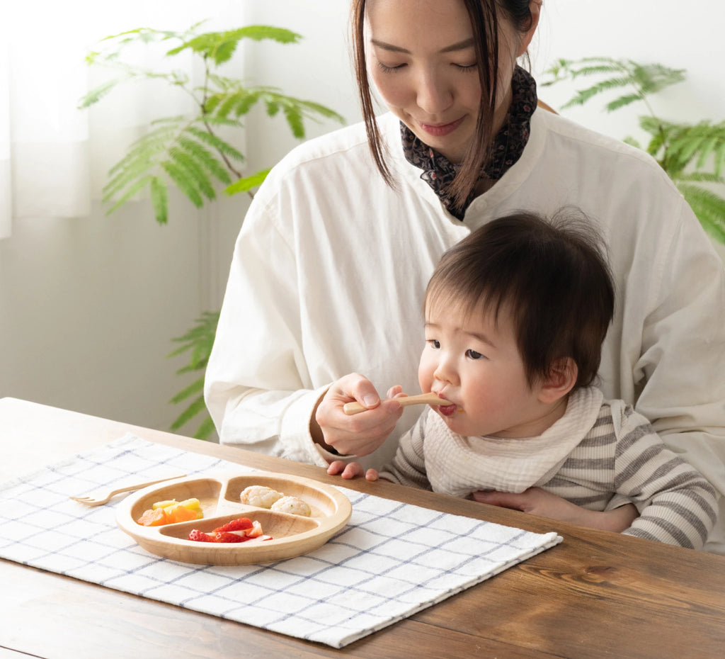 モデルの年齢：10か月
※こちらの画像はラバーウッド（ゴムの木）を使用しています。