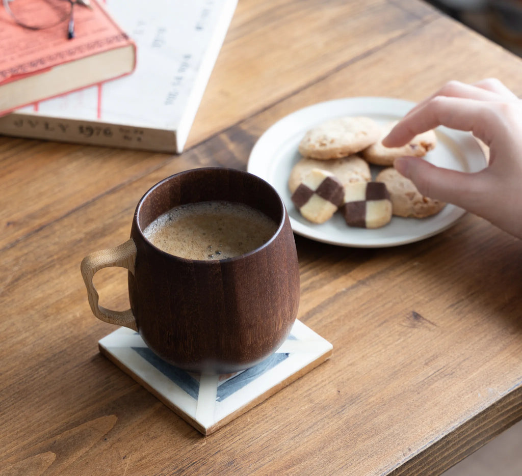職人によって程よい薄さに削りだされる食器は、そそがれる飲み物や盛り付けた料理を邪魔することなく、本来の味わいを引き立てます。