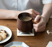 丸みをおびた可愛らしいシルエットのカフェオレ マグから、新タイプが登場。「カフェオレマグ (アイボリー/マホガニー) 」。