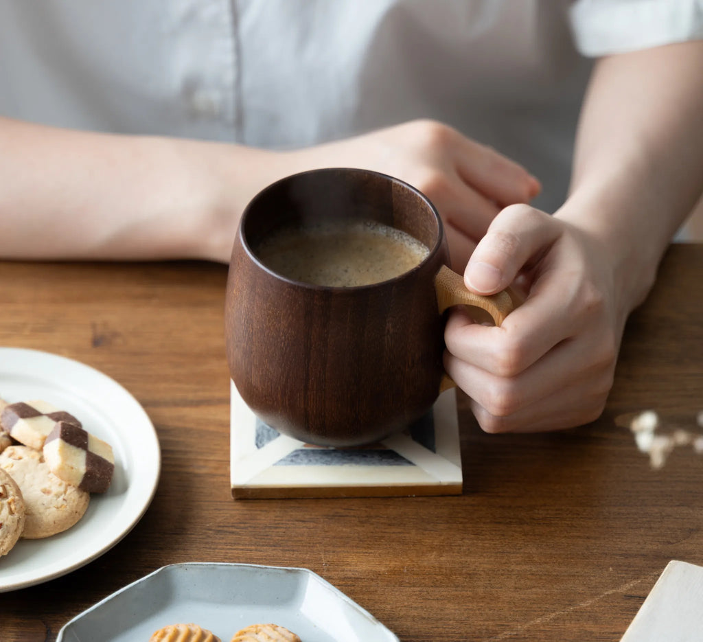 丸みをおびた可愛らしいシルエットのカフェオレ マグから、新タイプが登場。「カフェオレマグ (アイボリー/マホガニー) 」。