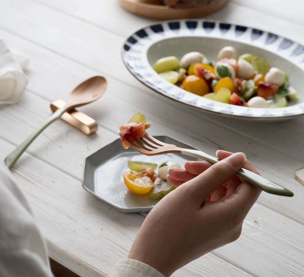 竹製なのに陶器のような透明感ある色彩。ネイルのようなオトナかわいい”くすみカラー”が食卓に上品さとトレンド感をプラス。