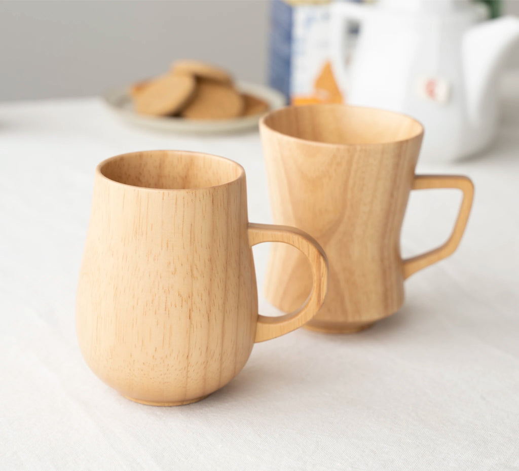 個性的な形のマグカップ。