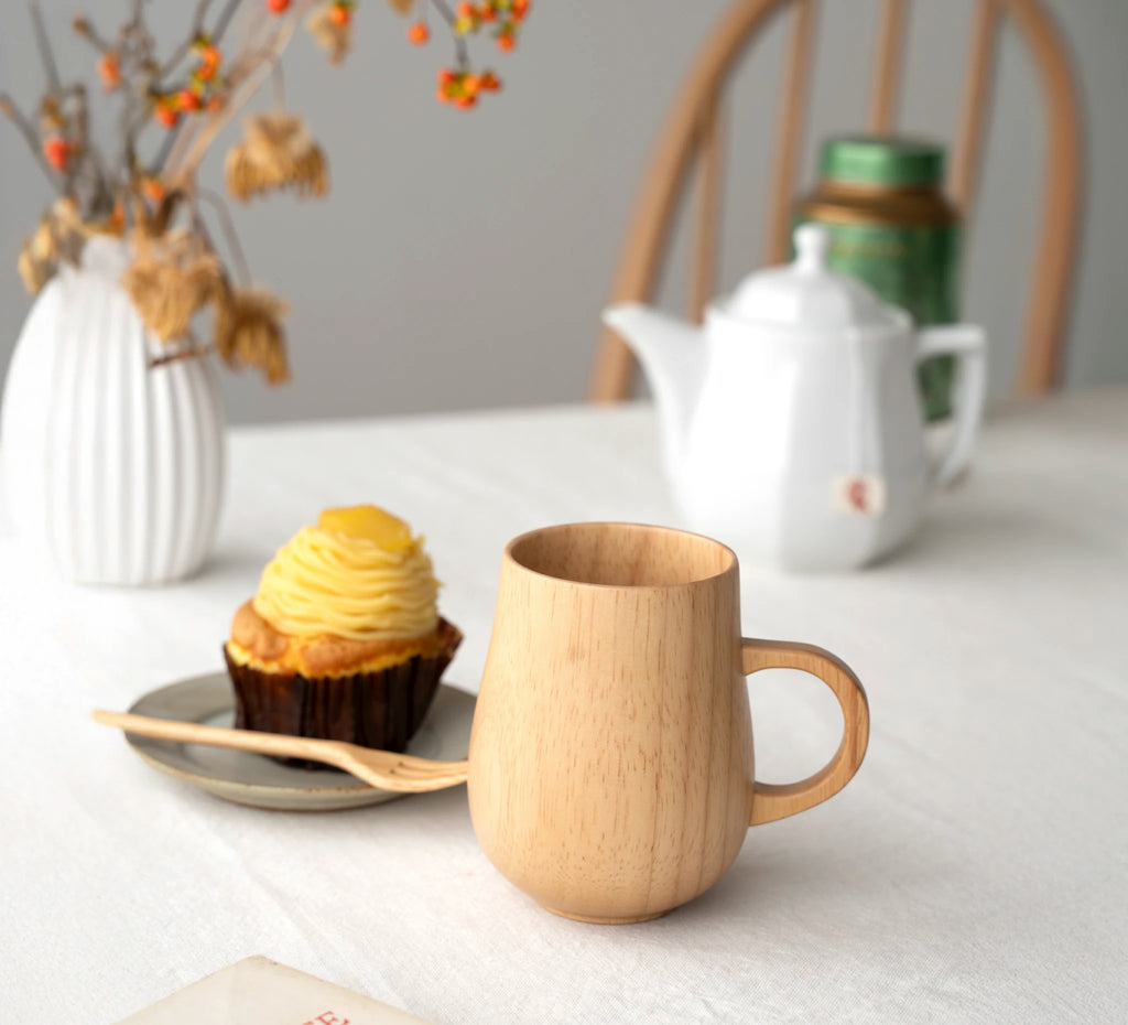 さりげないデザインながら、木のぬくもりと個性が感じられるマグカップです。