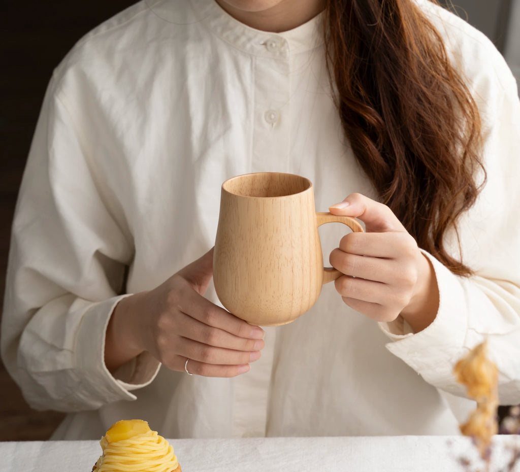 深みのある形が、温かい飲みものの香りをゆるやかに引き立てます。