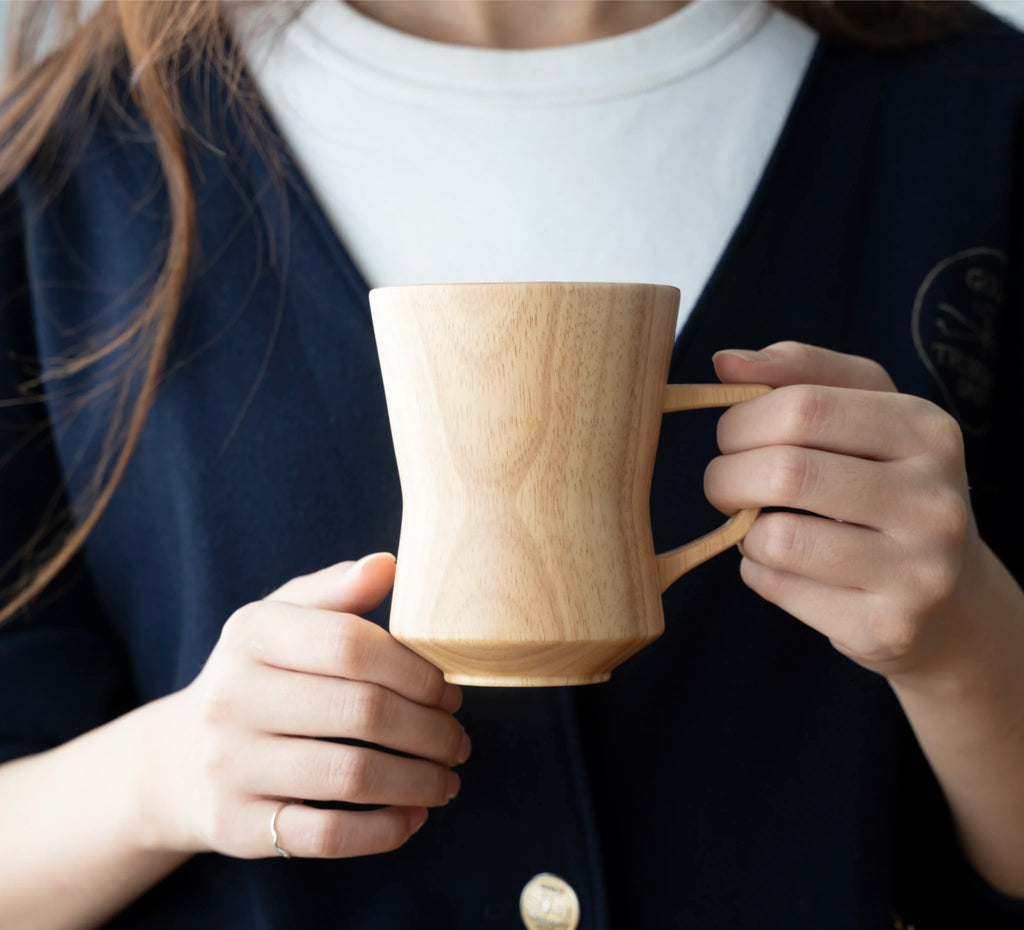 木製のあたたかな質感と、スタイリッシュなフォルムの組み合わせにこだわった、マグカップ。