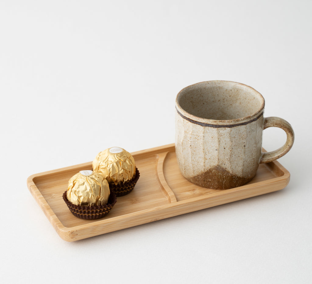 コンパクトながらも、仕切り付きの設計でマグカップと小菓子をすっきり分けて置けます。